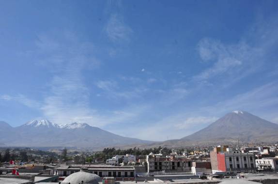 O El Mistí e o Chachani vistos do alto da Catedral de Arequipa - Peru